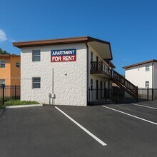 2151 NW 7th St in Fort Lauderdale, FL - Foto de edificio - Building Photo