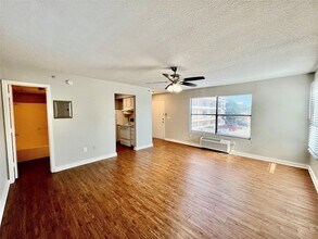 701 W Sycamore St, Unit 209 in Denton, TX - Building Photo - Building Photo