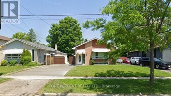 27 Mossbank Dr in Toronto, ON - Building Photo