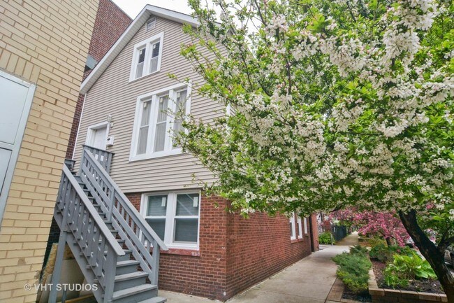 2032 W Roscoe St, Unit 1