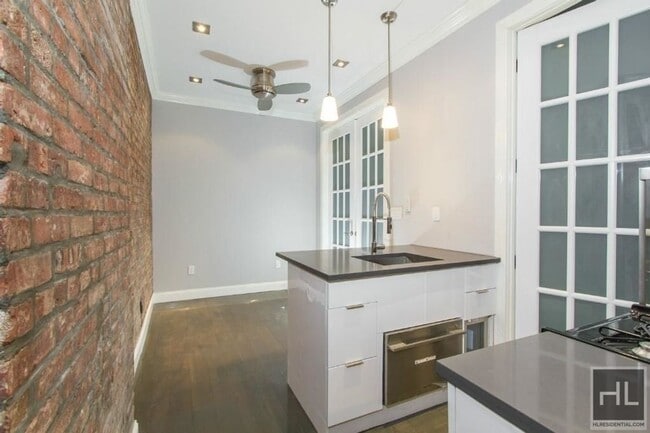 East 106th Street in New York, NY - Foto de edificio - Building Photo