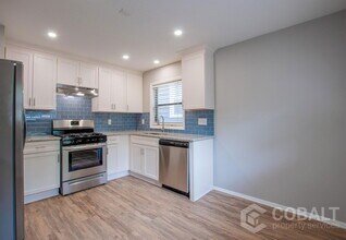 886 St Charles Ave NE in Atlanta, GA - Foto de edificio - Building Photo