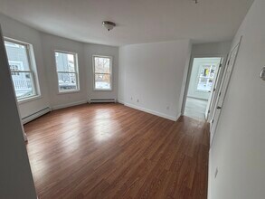 10 Amero Ct, Unit 1 in Gloucester, MA - Foto de edificio - Building Photo