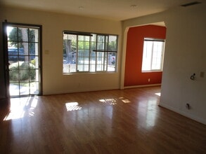 18649 Chase St in Northridge, CA - Foto de edificio - Building Photo