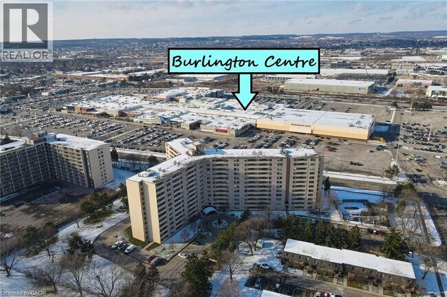 700 Dynes Rd in Burlington, ON - Building Photo - Building Photo