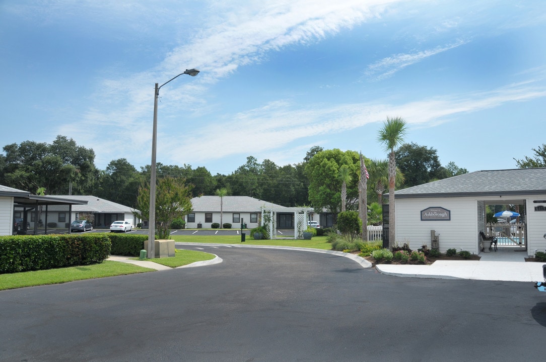 The Ashborough Luxury Garden Apartments in Milton, FL - Foto de edificio