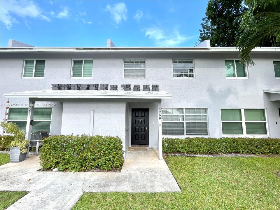 4269 Coral Springs Dr in Coral Springs, FL - Foto de edificio