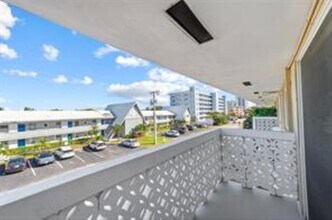 3220 Bayview Dr, Unit 302 in Fort Lauderdale, FL - Foto de edificio - Building Photo