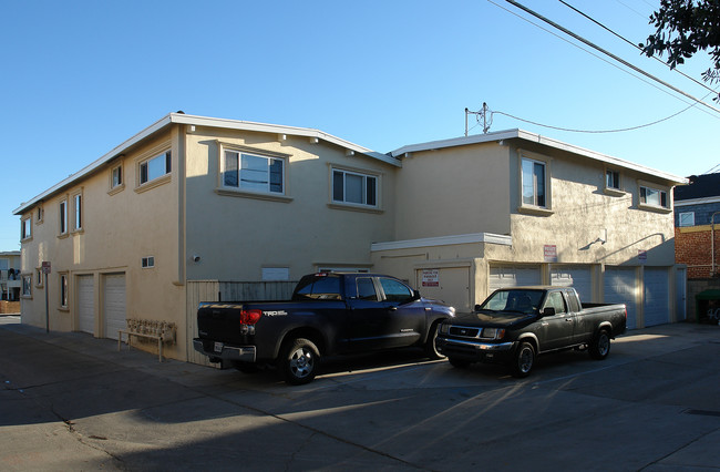 Balboa Boulevard Apartments in Newport Beach, CA - Foto de edificio - Building Photo