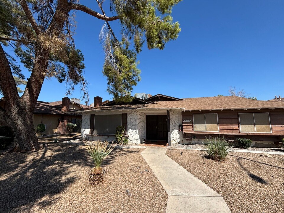 2744 Karen Ave in Las Vegas, NV - Building Photo