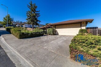 106 Molina St in Vallejo, CA - Building Photo - Building Photo