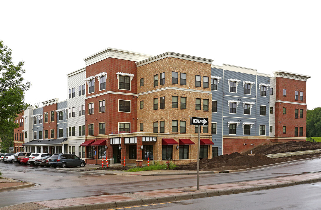 The Landing Apartments in Chaska, MN - Foto de edificio