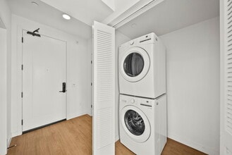 Alena on Haley in Santa Barbara, CA - Foto de edificio - Building Photo