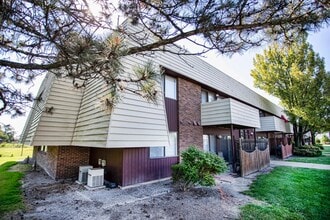 Cedar Run Apartments in Oregon, OH - Building Photo - Building Photo