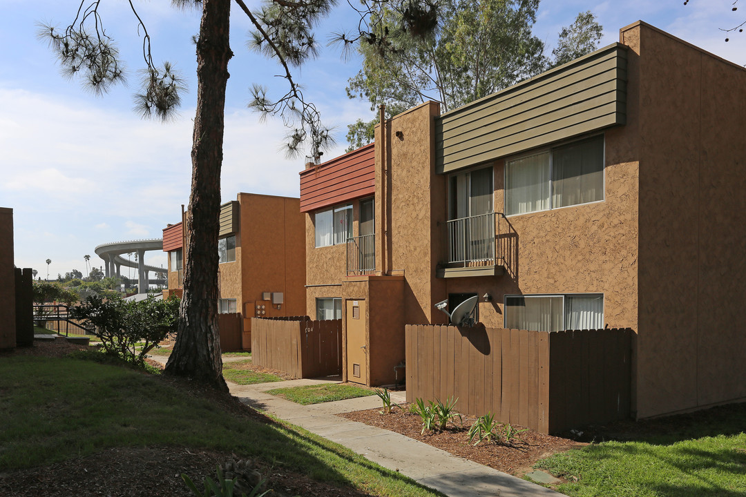 Bella Vista Apartments in San Diego, CA - Building Photo