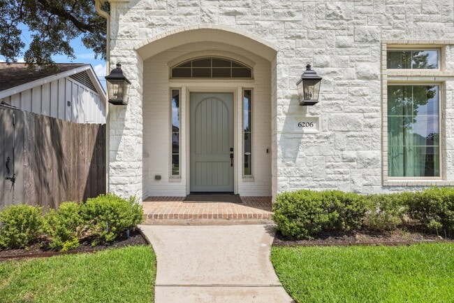 6206 Piping Rock Ln in Houston, TX - Building Photo - Building Photo