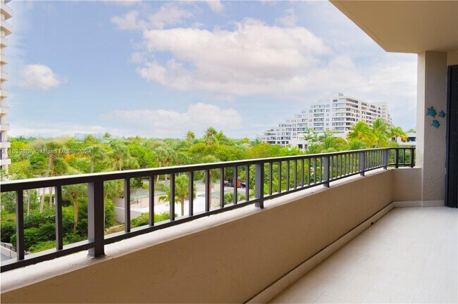 251 Crandon Blvd in Key Biscayne, FL - Foto de edificio - Building Photo