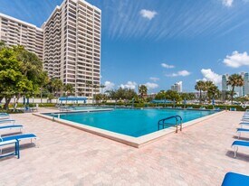 2500 Parkview Dr in Hallandale Beach, FL - Building Photo