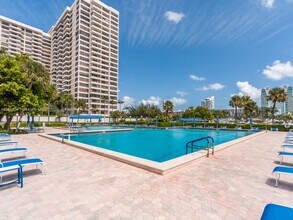 2500 Parkview Dr, Unit 1214 in Hallandale Beach, FL - Building Photo - Building Photo
