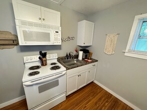2015 Beaver Ln in San Antonio, TX - Building Photo - Building Photo