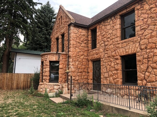 320 Manitou Ave in Manitou Springs, CO - Foto de edificio - Building Photo