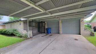 12407 Russ Dr in Houston, TX - Building Photo