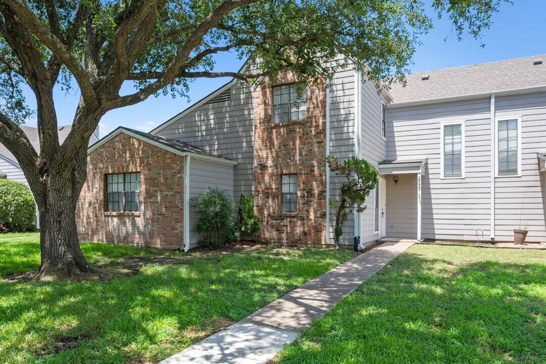 2533 Cross Timbers Dr in College Station, TX - Building Photo