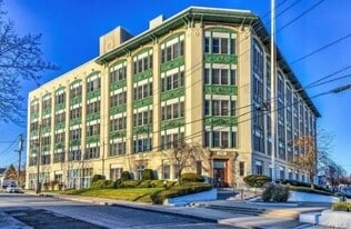 1 Landmark Sq in Port Chester, NY - Building Photo