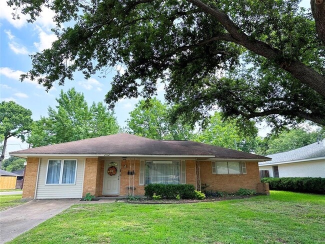 2114 Hewitt Dr