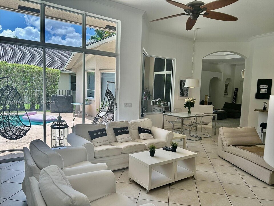 2492 Eagle Run Dr in Weston, FL - Building Photo