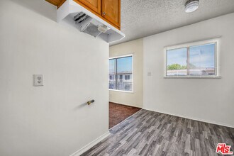1095 W 39th St in Los Angeles, CA - Building Photo - Building Photo