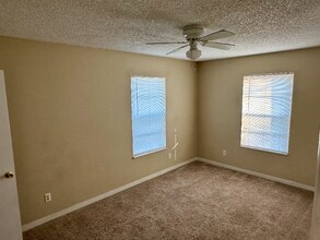 413 N Water St in Pleasanton, TX - Foto de edificio - Building Photo