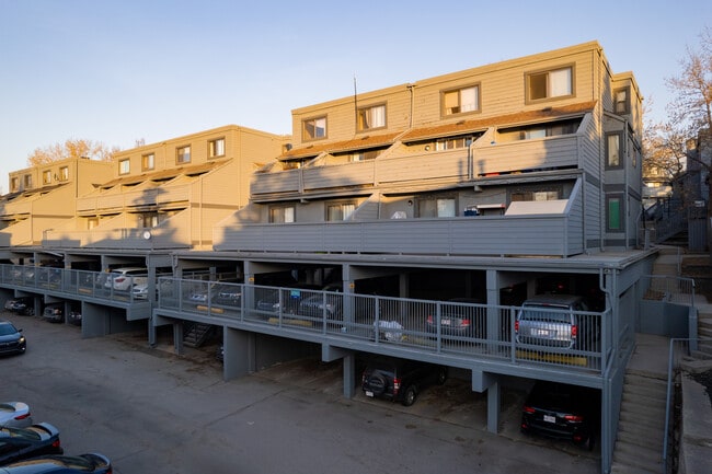 Queen's Park Townhomes in Calgary, AB - Building Photo - Building Photo