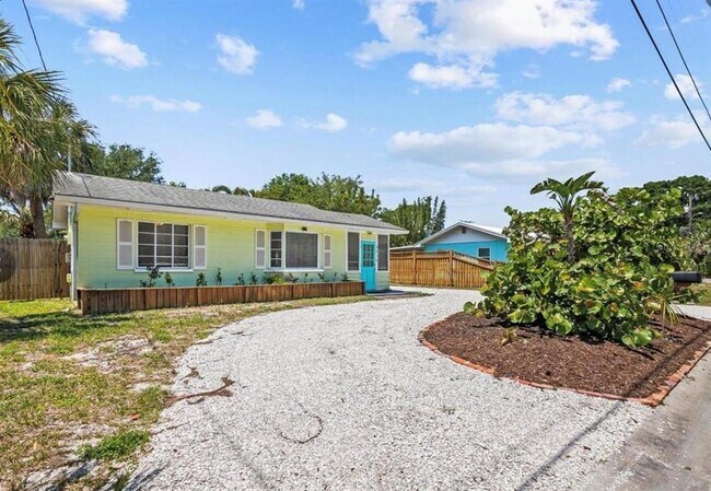 property at 3915 Iroquois Ave