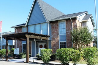 Arbor Pines Apartments in Angleton, TX - Building Photo - Building Photo