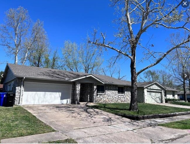 property at 1924 W Urbana St