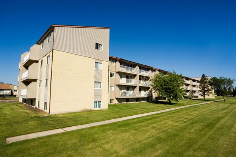 Sunronita House Apartments in Leduc, AB - Building Photo