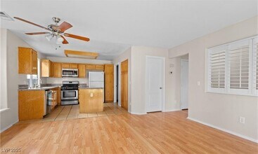 1813 Navajo Lake Way in Las Vegas, NV - Building Photo - Building Photo