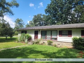 910 Sunset Dr in Cookeville, TN - Foto de edificio - Building Photo