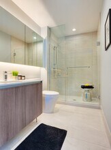 300 W Hill St, Unit 401 in Chicago, IL - Building Photo - Building Photo