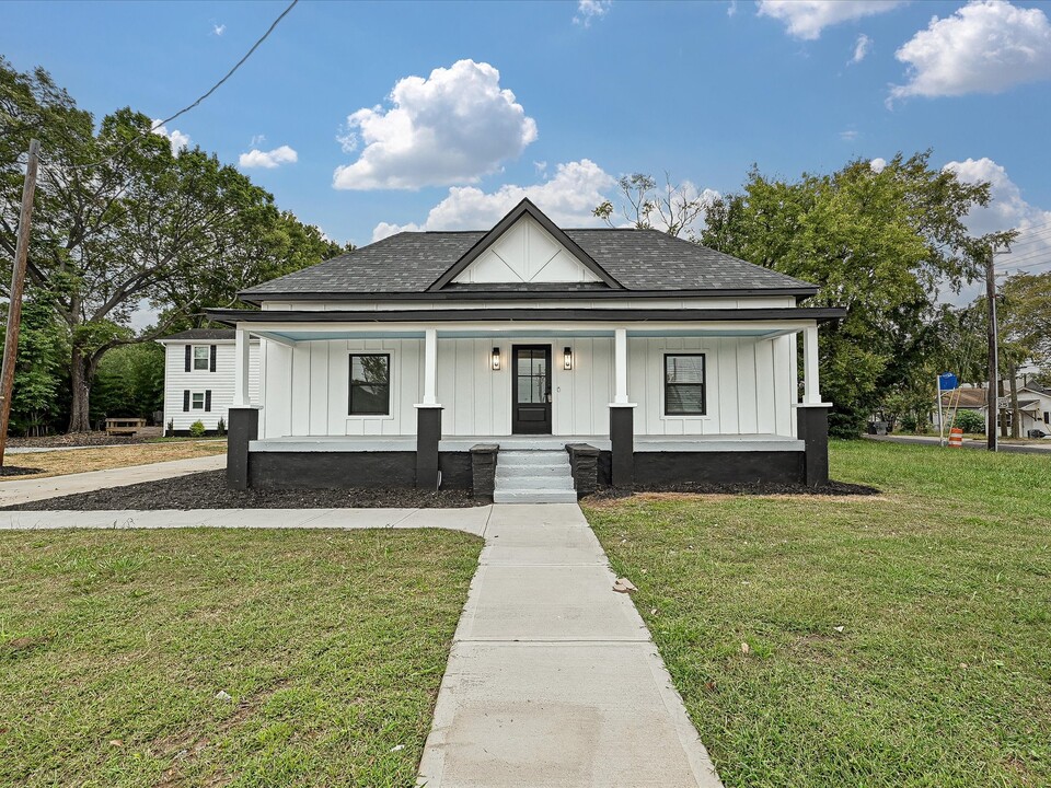 328 Parkwood Ave in Charlotte, NC - Building Photo