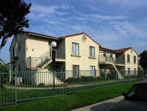 Ontario Plaza Apartments in Ontario, CA - Building Photo - Building Photo