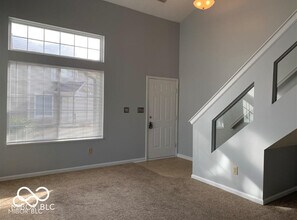 684 Mountain Pine Dr in Greenwood, IN - Building Photo - Building Photo