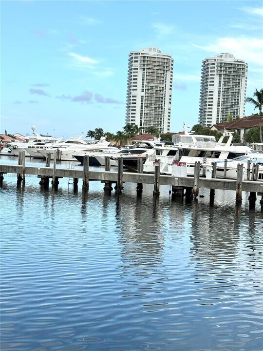 3553 Magellan Cir in Aventura, FL - Building Photo