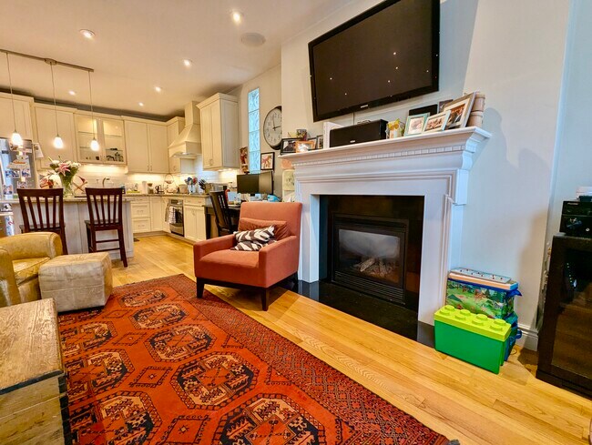 925 E Broadway, Unit 925 East Broadway in Boston, MA - Building Photo - Building Photo