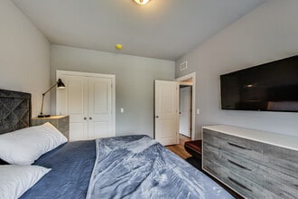 5117 S Kenwood Ave, Unit 201 in Chicago, IL - Building Photo - Building Photo