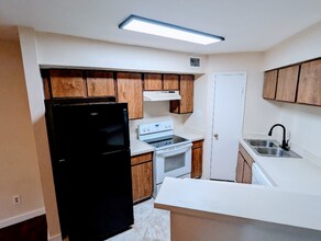 7200 T C Jester Blvd, Unit 204 in Houston, TX - Foto de edificio - Building Photo