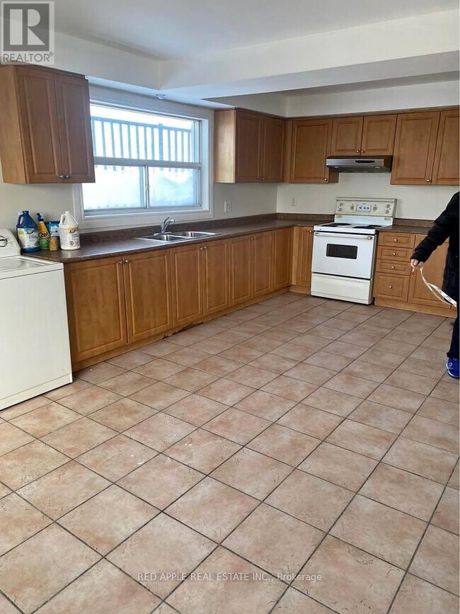 211 Milvan Dr in Toronto, ON - Building Photo - Building Photo