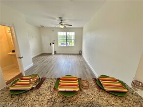 3627 Pine Oak Cir in Ft. Myers, FL - Foto de edificio - Building Photo