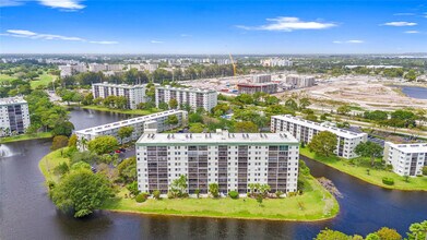 2232 N Cypress Bend Dr in Pompano Beach, FL - Building Photo - Building Photo